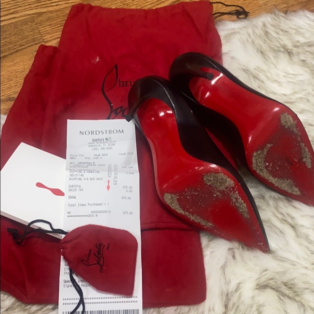 Red bottoms décolleté , Nappa shiny. Used 3 times